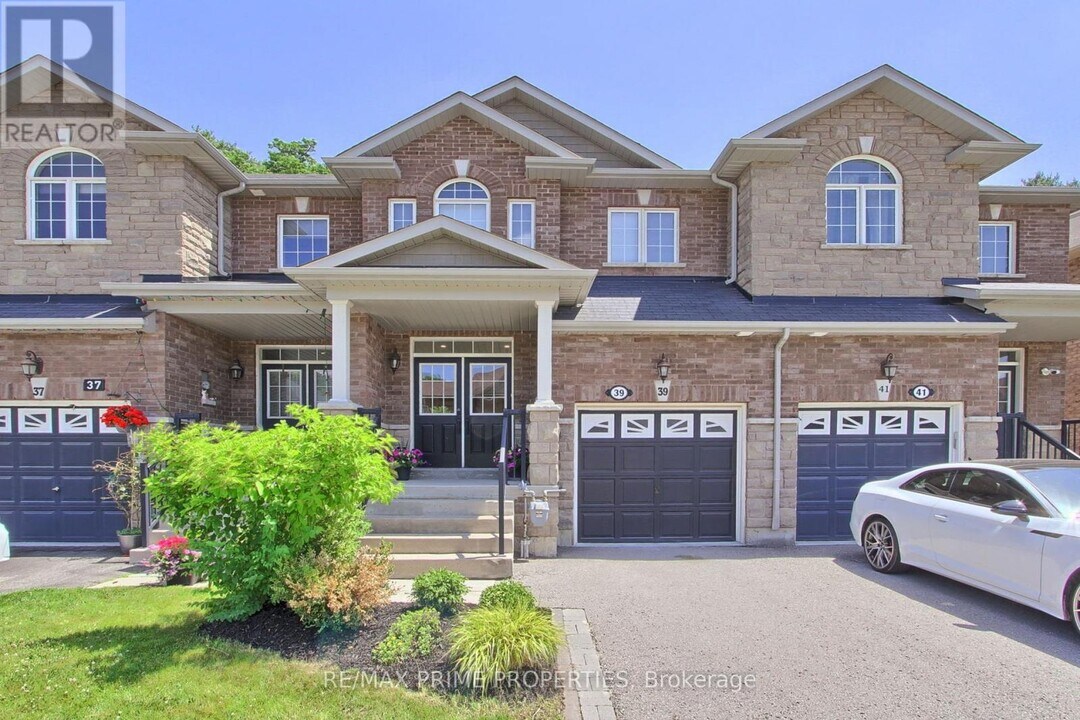 39 Scotia Rd in Georgina, ON - Building Photo