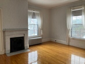 31 Pleasant St, Unit 1 in Salem, MA - Foto de edificio - Building Photo