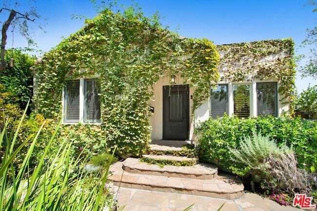 8815 Rosewood Ave in West Hollywood, CA - Foto de edificio - Building Photo