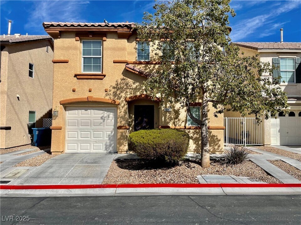 578 Columbia Pike Ave in Las Vegas, NV - Building Photo