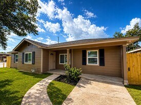 7054 Peyton St in Houston, TX - Building Photo