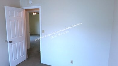 511 Upper Service Rd in Hookstown, PA - Foto de edificio - Building Photo