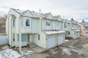 468 Woodbine Blvd SW in Calgary, AB - Building Photo