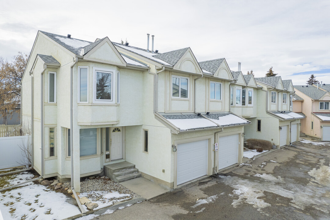 468 Woodbine Blvd SW in Calgary, AB - Building Photo