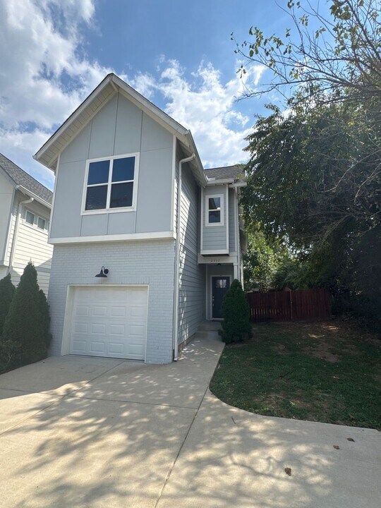 2332 Oak Ct in Nashville, TN - Building Photo