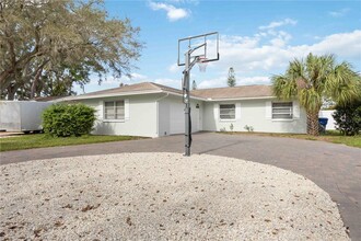 4925 Silk Oak Dr in Sarasota, FL - Building Photo - Building Photo