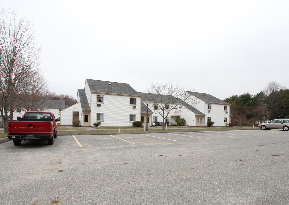 Salem Village in Brooklyn, CT - Foto de edificio