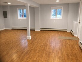 6 Helen Pl, Unit B in Huntington Station, NY - Building Photo