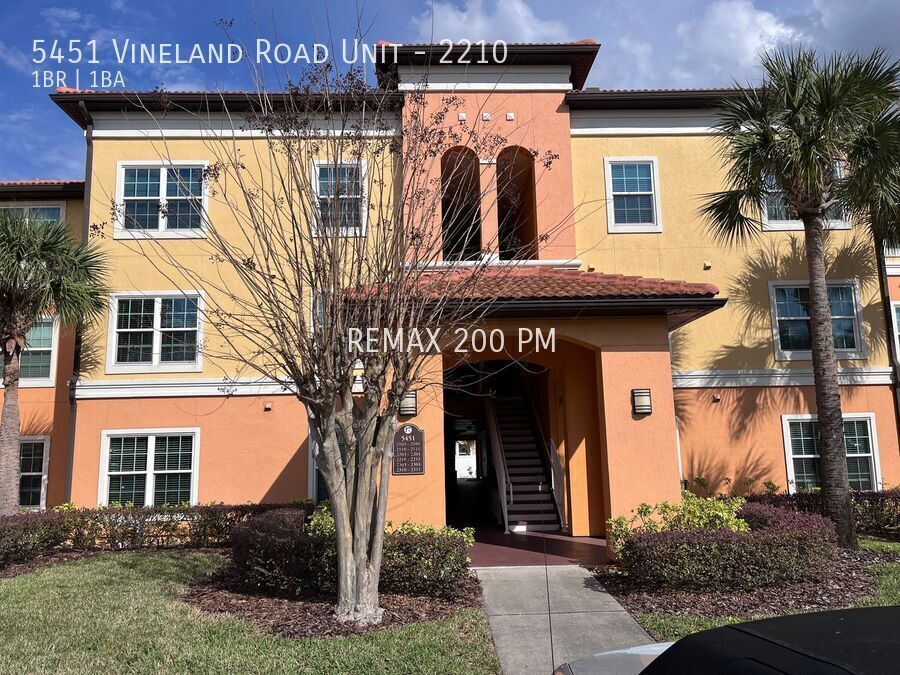 5451 Vineland Rd in Orlando, FL - Building Photo