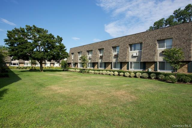 8 Philip Walk in Babylon, NY - Building Photo - Building Photo