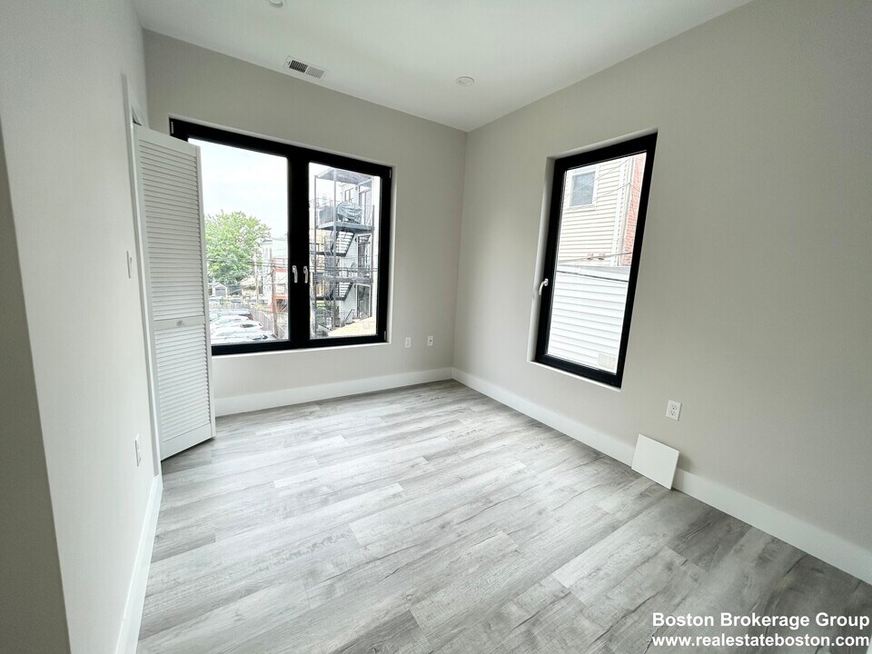 2 W 3rd Street Pl, Unit Rear in Boston, MA - Foto de edificio