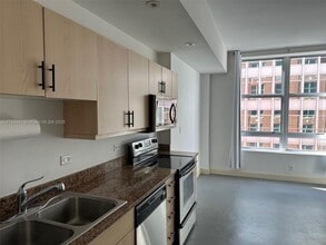 111 E Flagler St, Unit 702 in Miami, FL - Building Photo - Building Photo