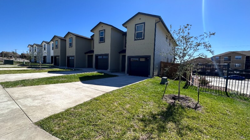8418 Via Verona-Unit -103 in San Antonio, TX - Foto de edificio