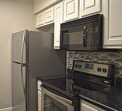 2101 W Anderson Ln., Unit 327 in Austin, TX - Foto de edificio - Building Photo