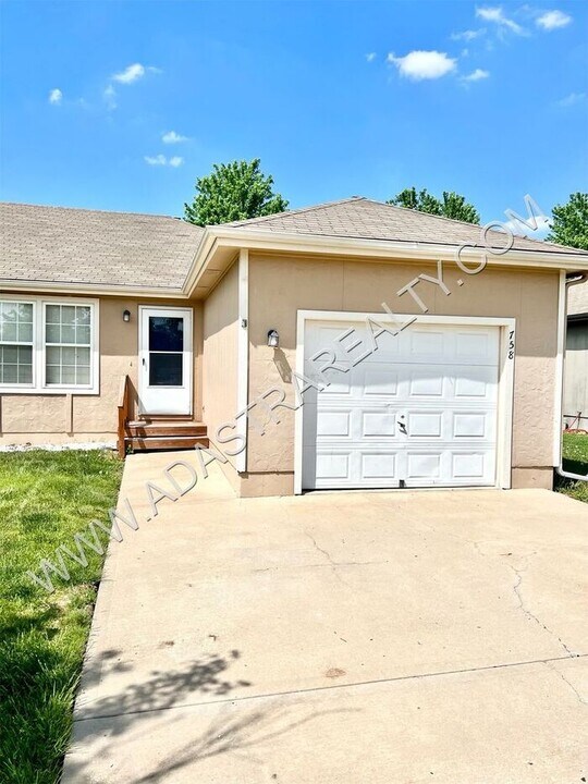 758 Redwood St in Gardner, KS - Building Photo