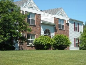 Paradise Place Apartments in West Bend, WI - Building Photo - Building Photo