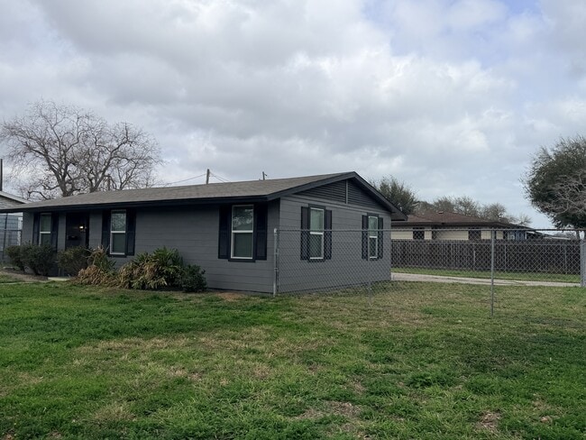 3918 Harris Dr in Corpus Christi, TX - Building Photo - Building Photo