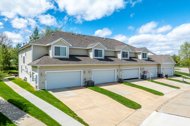 Walnut Creek Townhomes in Urbandale, IA - Building Photo - Building Photo