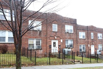 1227 Holbrook Ter NE in Washington, DC - Foto de edificio - Building Photo