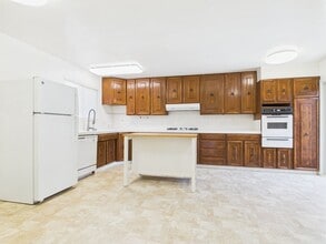831 Avalon Pl in Del Rey Oaks, CA - Building Photo - Building Photo