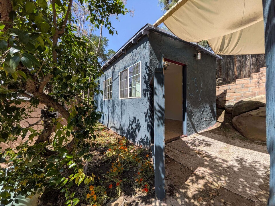 9401 Notre Dame Ave in Chatsworth, CA - Foto de edificio