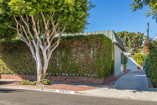 8757 Dorrington Ave in West Hollywood, CA - Building Photo - Building Photo