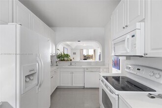 10770 NW 66th St in Doral, FL - Building Photo - Building Photo