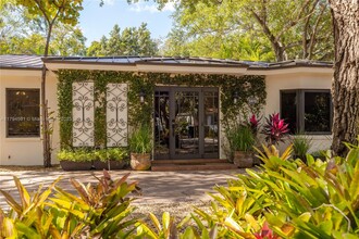 6870 SW 77th Terrace in South Miami, FL - Building Photo - Building Photo