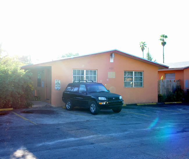 608 NE 4th Ave in Fort Lauderdale, FL - Building Photo - Building Photo