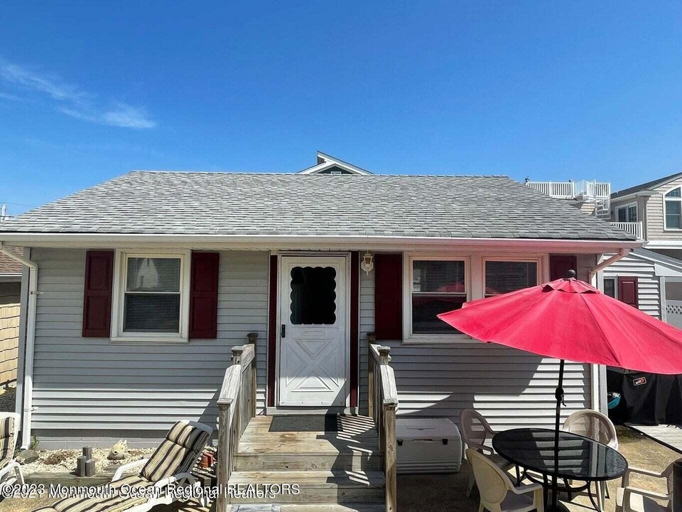 15 Elizabeth Ave in Lavallette, NJ - Building Photo