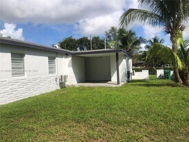300 NW 97th St in Miami, FL - Building Photo