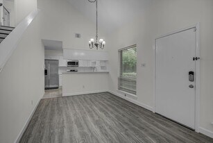 13975 Hollowgreen Dr in Houston, TX - Building Photo