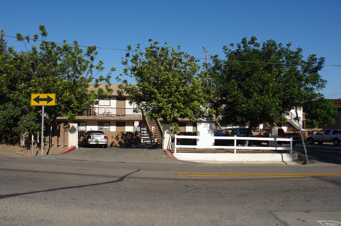 121 Azalea Dr in Vista, CA - Foto de edificio