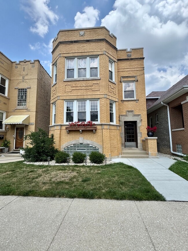 5530 W Dakin St, Unit G