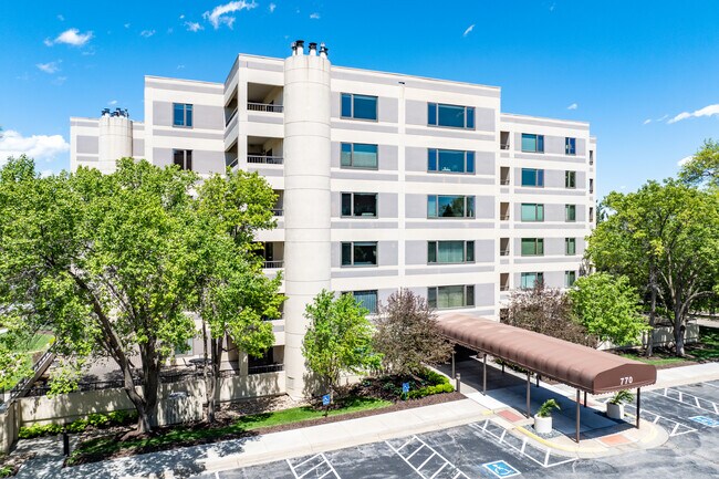 Coronado Condominiums in Omaha, NE - Foto de edificio - Building Photo