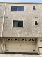 22219 Erwin St in Woodland Hills, CA - Building Photo - Building Photo