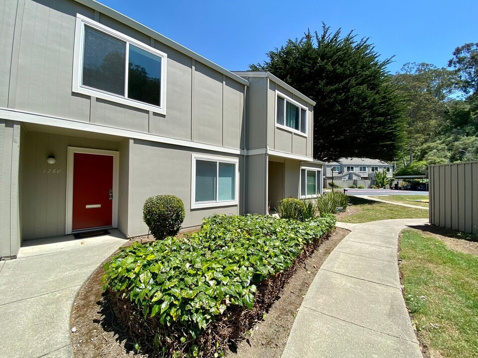 1268 Rosita Rd in Pacifica, CA - Building Photo