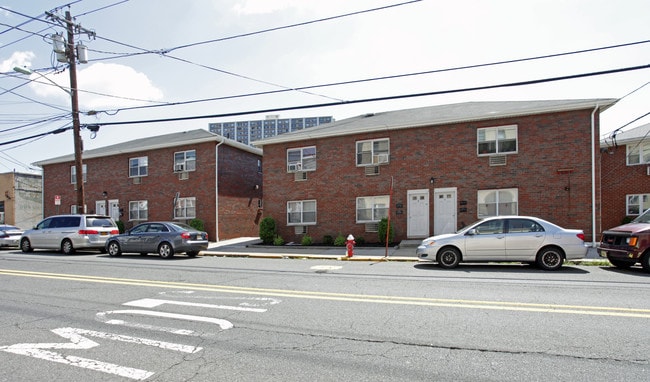 220 Palisade Ave in Cliffside Park, NJ - Building Photo - Building Photo