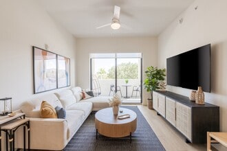 South Pointe Apartments in Miami Lakes, FL - Foto de edificio - Building Photo