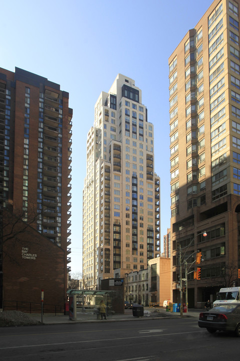 One St Thomas Residences in Toronto, ON - Building Photo