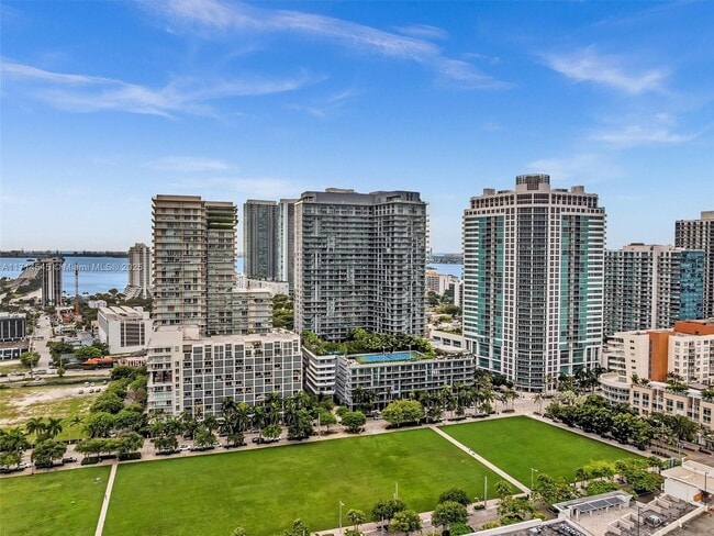 121 NE 34th St, Unit 2902 in Miami, FL - Building Photo - Building Photo