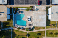 Atlantic Gardens Condominiums in Cape Canaveral, FL - Foto de edificio - Building Photo