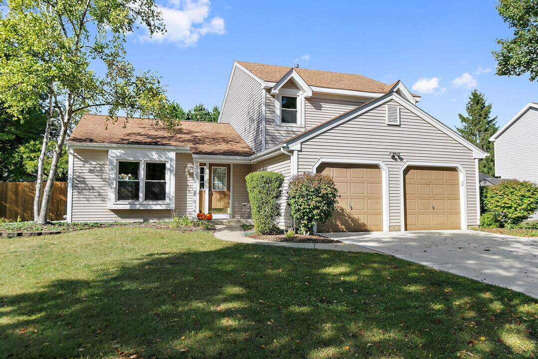 764 Covington Cir in Crystal Lake, IL - Building Photo