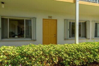 3000 Lake Osborne Dr in Lake Worth Beach, FL - Building Photo - Building Photo