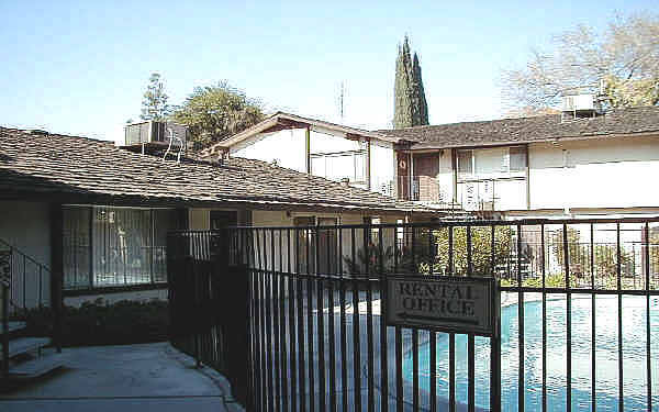 Las Flores Apartments in Fresno, CA - Building Photo - Building Photo