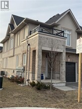 1 Mockingbird Ln in Stoney Creek, ON - Building Photo - Building Photo