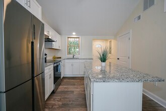 42 Eastview Rd in Plymouth, CT - Foto de edificio - Building Photo