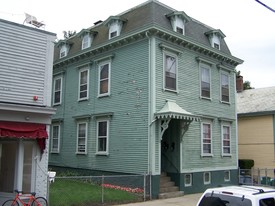 82 Thames St in Newport, RI - Building Photo