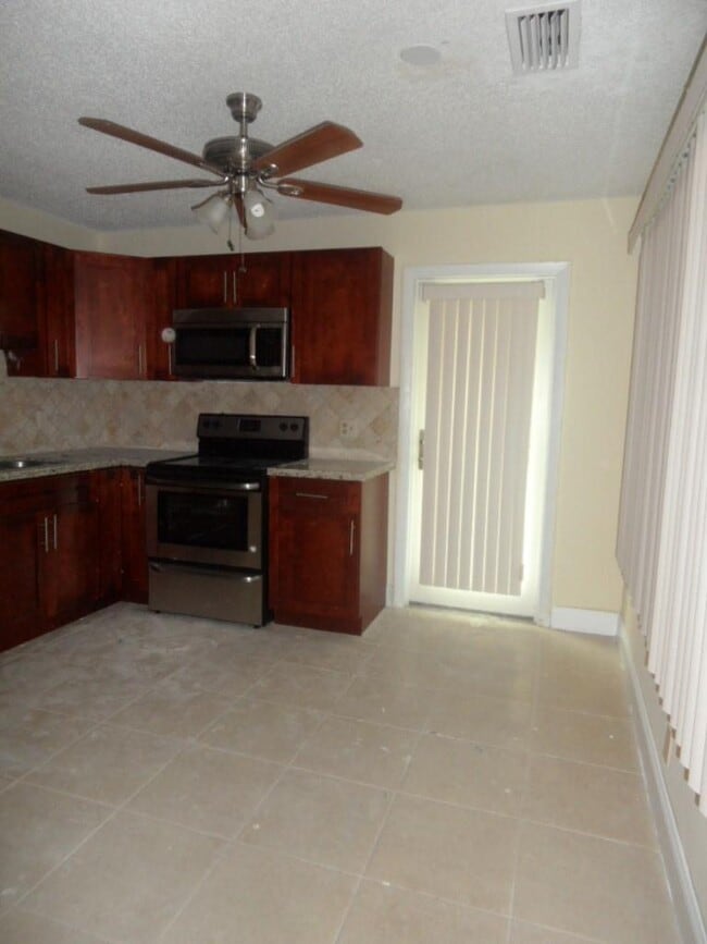 2724 SW 46th St in Fort Lauderdale, FL - Building Photo - Building Photo