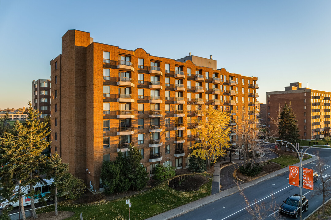 La Residence Steger in St. Laurent, QC - Building Photo